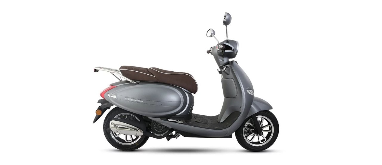 <div class='descrGalleryTitle'>Motron Ideo 125 - 2.299 euro</div><div class='descrGalleryText'><p>Il <b><a href="https://www.dueruote.it/listino/motron/ideo-125/">Motron Ideo 125</a> </b>è uno scooter classico equipaggiato con un motore monocilindrico quattro tempi da 125 cc (alesaggio 52,4 mm, corsa 57,8 mm), raffreddato ad aria e alimentato a iniezione elettronica. Sviluppa 5,3 kW (7,2 CV) a 7500 giri/min e una coppia di 7,7 Nm (0,8 kgm) a 6000 giri/min, con velocità massima di 80 km/h, cambio automatico a variatore con cinghia e avviamento elettrico o a pedale. Omologato Euro 5, ha serbatoio da 5 litri e consumi di 2,9 l/100 km.​Le dimensioni sono 1880 mm di lunghezza, 670 mm di larghezza, 1130 mm di altezza, interasse da 1300 mm e sella a 780 mm da terra. Il peso in ordine di marcia è di 107 kg. Telaio tubolare in acciaio, forcella telescopica anteriore, monoammortizzatore posteriore e sistema frenante combinato con disco idraulico da 190 mm davanti e tamburo da 130 mm dietro.​ Le ruote a razze in alluminio montano pneumatici 110/70-12 davanti e 120/70-12 dietro.&nbsp;</p>
</div>